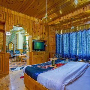 4 Bedroom Luxury Bungalow In Manali With Beautiful Scenic Mountain & Orchard View